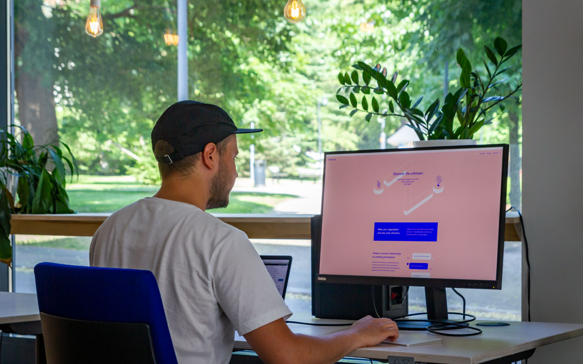 Zoneatlaksen Jussi tekemässä töitä uudella toimistolla